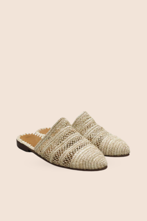 Mules artisanales en raphia beige, parfaites pour une allure décontractée et élégante