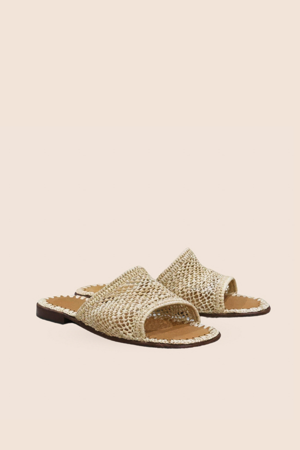 Sandales en raphia beige de Bobeau Créations, alliant confort et style chic pour les journées d'été.