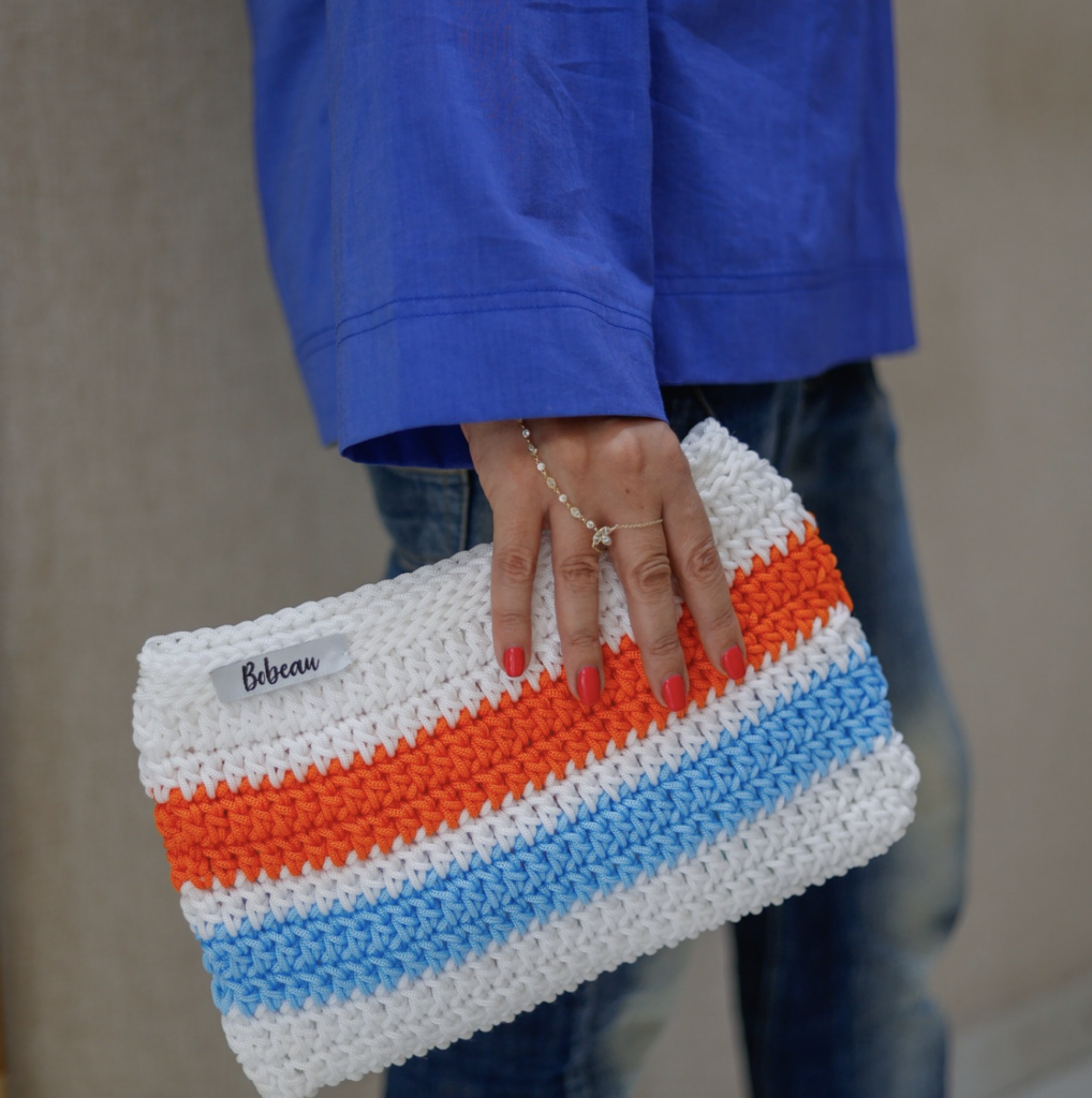 Pochette blanche avec design orange et bleu de Bobeau Créations, alliant modernité et artisanat marocain