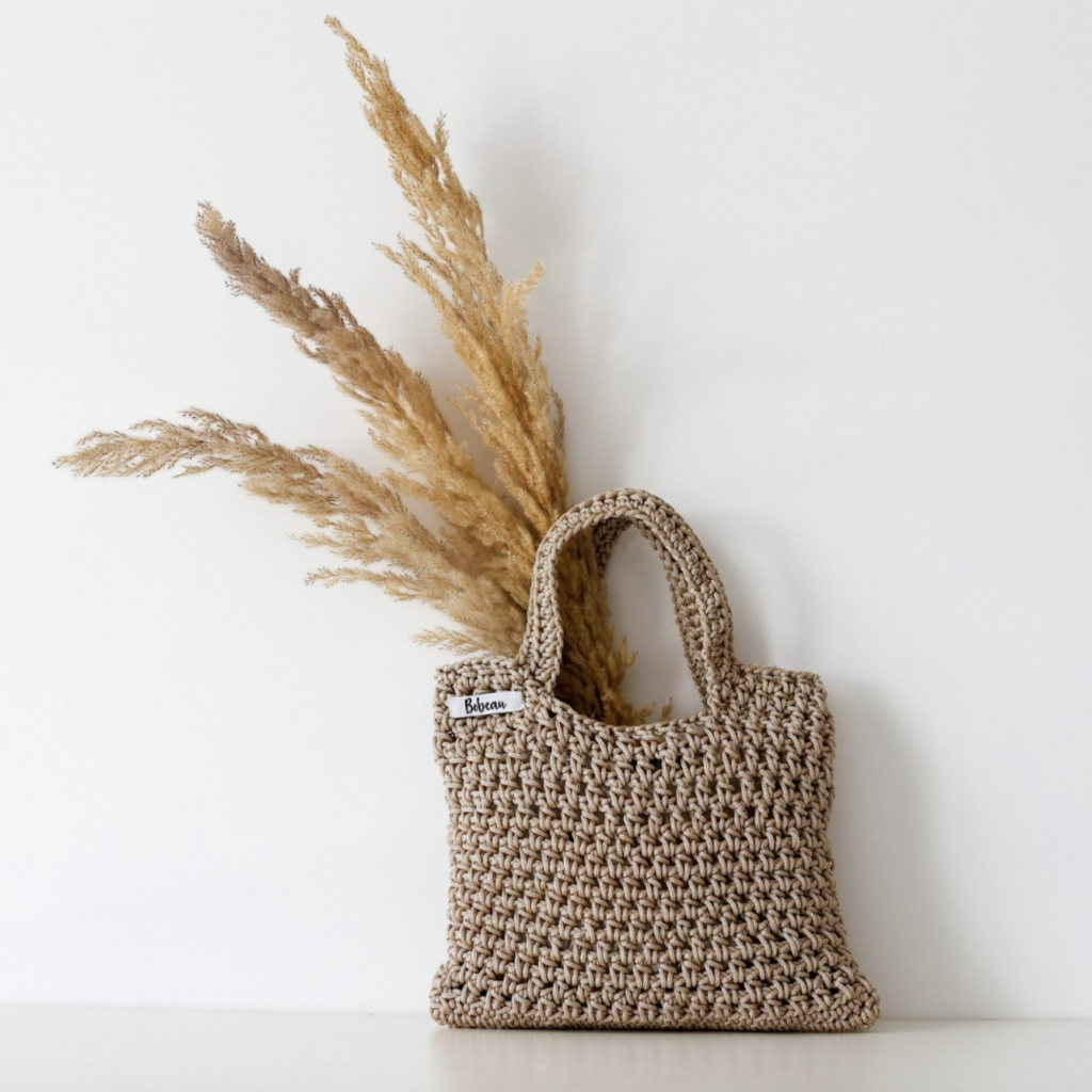 Sac beige orné de pampas, alliant élégance naturelle et artisanat marocain chez Bobeau Créations.