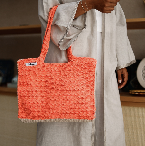 Sac artisanal corail et beige de Bobeau Créations, alliant style moderne et savoir-faire traditionnel marocain