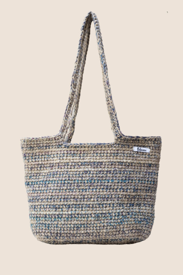 UN SAC EN FICELLE DE JUTE ET LAINE, RÉALISÉ À LA MAIN, ALLIANT DURABILITÉ ET STYLE.