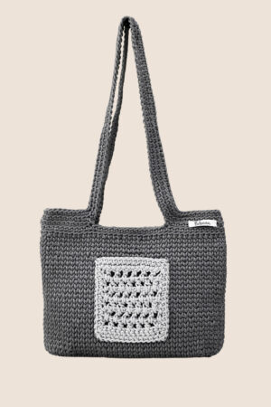 UN SAC EN MACRAMÉ, RÉALISÉ À LA MAIN, ALLIANT ARTISANAT TRADITIONNEL ET STYLE MODERNE.