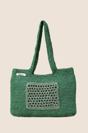 UN SAC EN MACRAMÉ, RÉALISÉ À LA MAIN, ALLIANT ARTISANAT TRADITIONNEL ET ÉLÉGANCE CONTEMPORAINE.