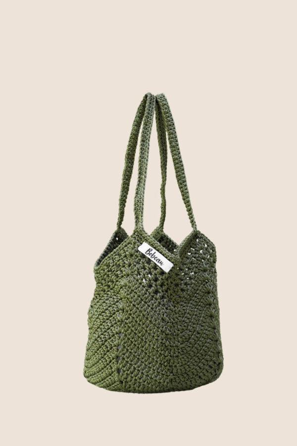 UN SAC EN MACRAMÉ POLYESTER 3MM, RÉALISÉ À LA MAIN, ALLIANT DURABILITÉ ET STYLE.