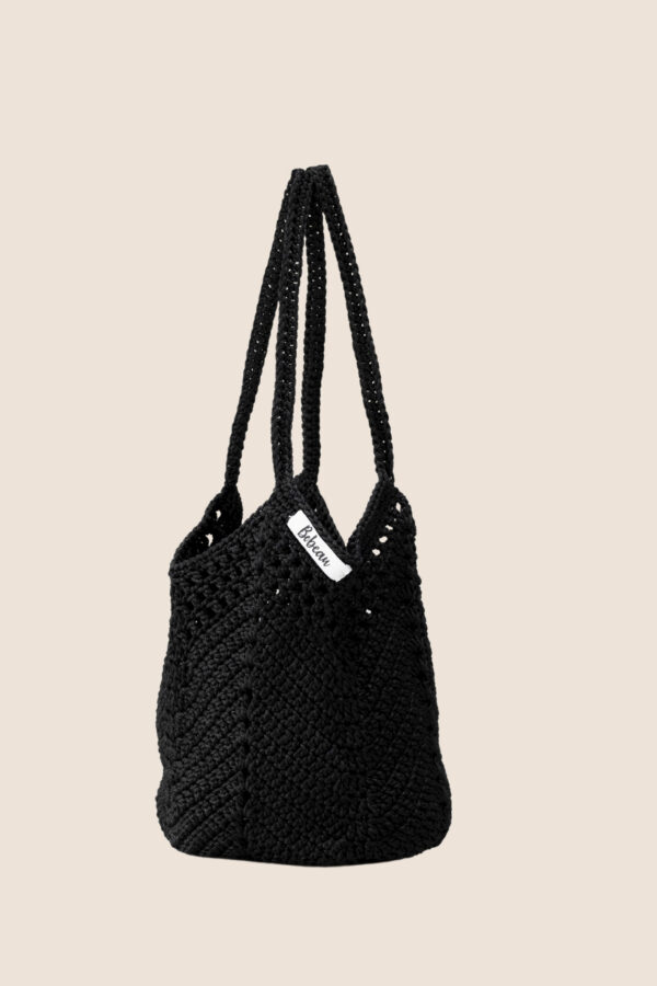 UN SAC EN MACRAMÉ POLYESTER 3MM, RÉALISÉ À LA MAIN, ALLIANT DURABILITÉ ET ÉLÉGANCE.