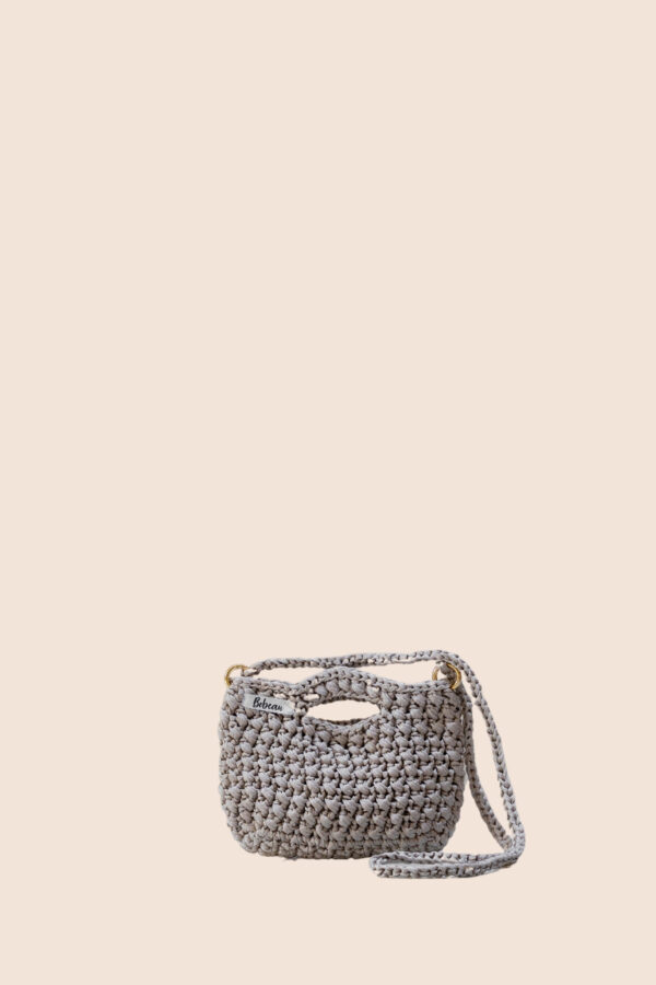 UN MINI SAC EN MACRAMÉ POLYESTER 4MM, RÉALISÉ À LA MAIN, ALLIANT PRATIQUE ET ÉLÉGANCE.