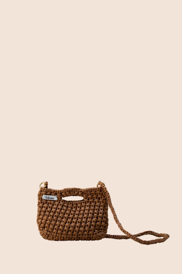 UN MINI SAC EN MACRAMÉ POLYESTER 4MM, RÉALISÉ À LA MAIN, ALLIANT STYLE ET FONCTIONNALITÉ.