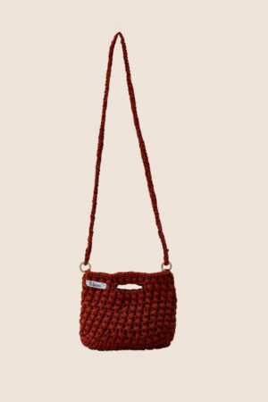 UN MINI SAC EN MACRAMÉ POLYESTER 4MM, RÉALISÉ À LA MAIN, ALLIANT ÉLÉGANCE ET PRATICITÉ.