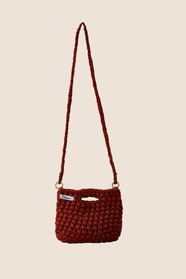 UN MINI SAC EN MACRAMÉ POLYESTER 4MM, RÉALISÉ À LA MAIN, ALLIANT ÉLÉGANCE ET PRATICITÉ.