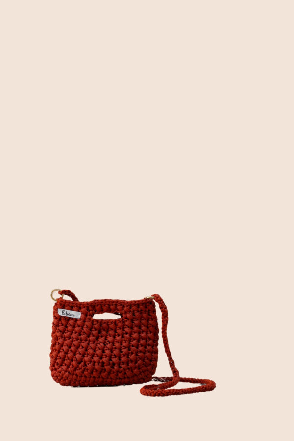 UN MINI SAC EN MACRAMÉ POLYESTER 4MM, RÉALISÉ À LA MAIN, ALLIANT ÉLÉGANCE ET PRATICITÉ.