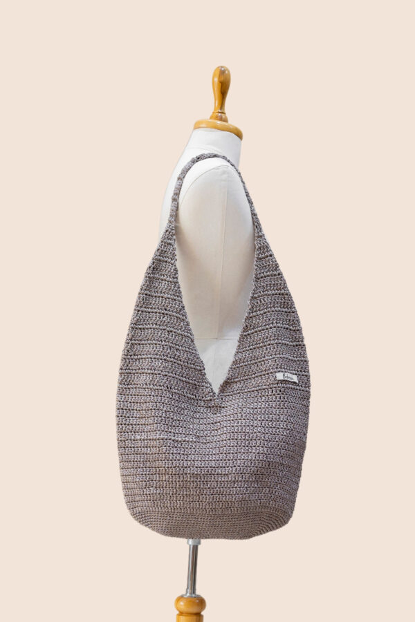 UN SAC EN MACRAMÉ POLYESTER 3MM, RÉALISÉ À LA MAIN, ALLIANT ÉLÉGANCE ET SPACIEUX.