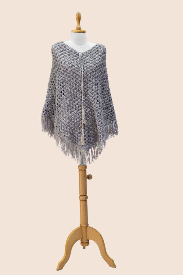 UN PONCHO LONG EN LAINE, ALLIANT STYLE MODERNE ET CONFORT.