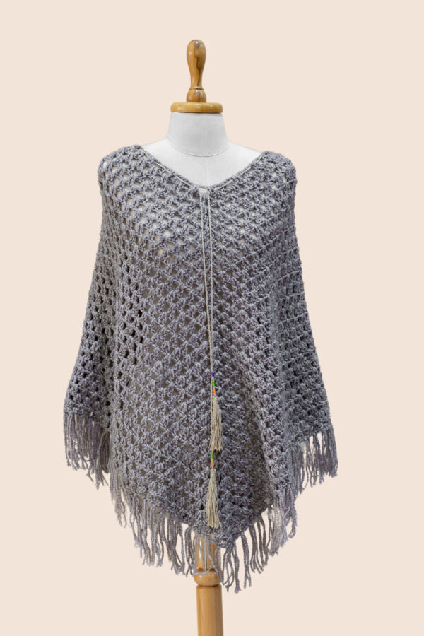 UN PONCHO LONG EN LAINE, ALLIANT STYLE MODERNE ET CONFORT.