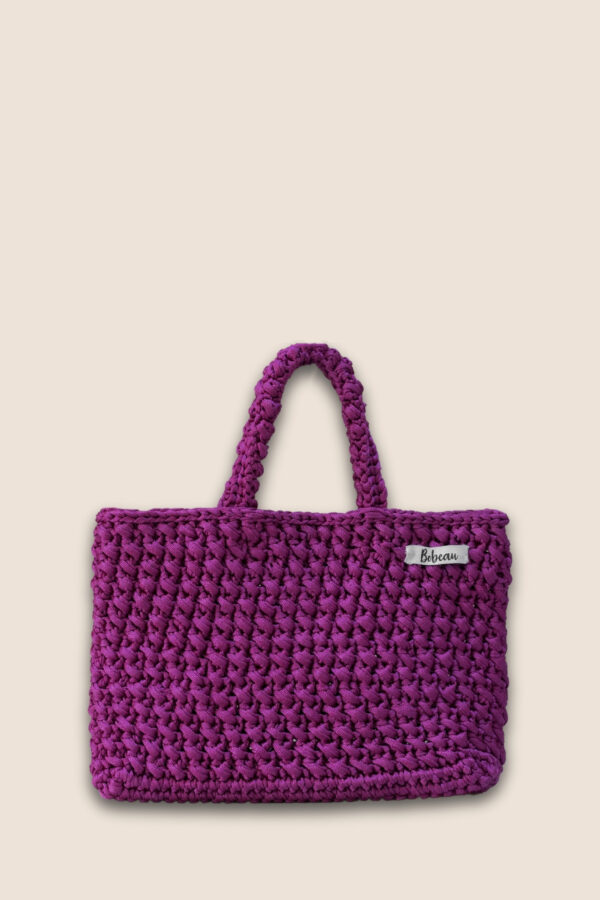 Le sac "Oslo" en fushia se démarque par son design original et vibrant, conçu pour celles qui aiment allier style et audace.